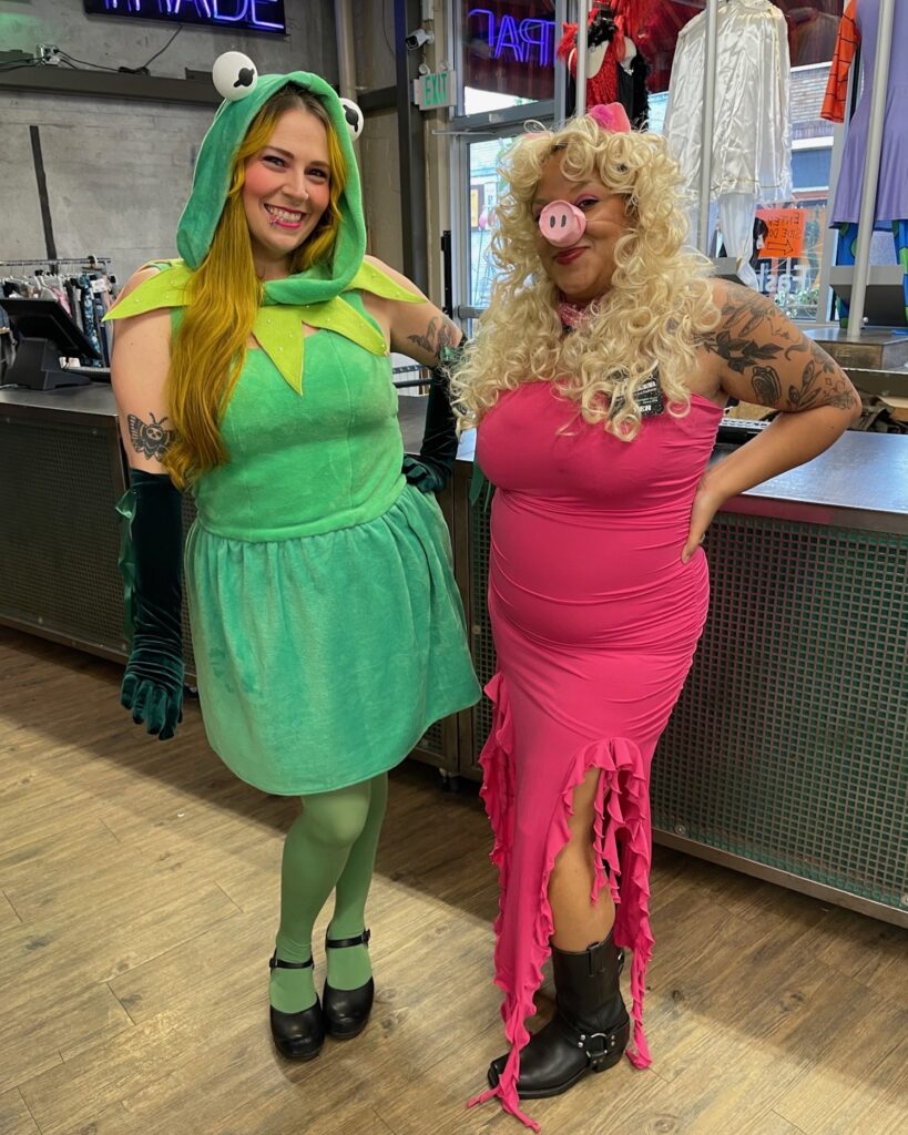 2024.10.31 OR1 Halloween Kermit and miss Piggy Costumes Two people dressed as Kermit the Frog and Miss Piggy from the Muppets for Halloween
