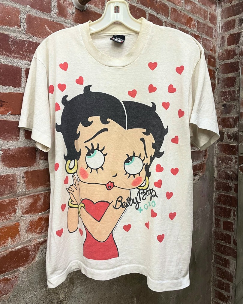 Vintage single-stitch Betty Boop graphic tee shirt from 1988 featuring hearts and 'xoxo' slogan Vintage single-stitch Betty Boop graphic tee shirt from 1988 featuring hearts and 'xoxo' slogan